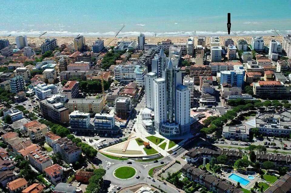 Piccolo Moderno Appartamento Sulla Spiaggia In Centro Лидо-ди-Езоло Экстерьер фото